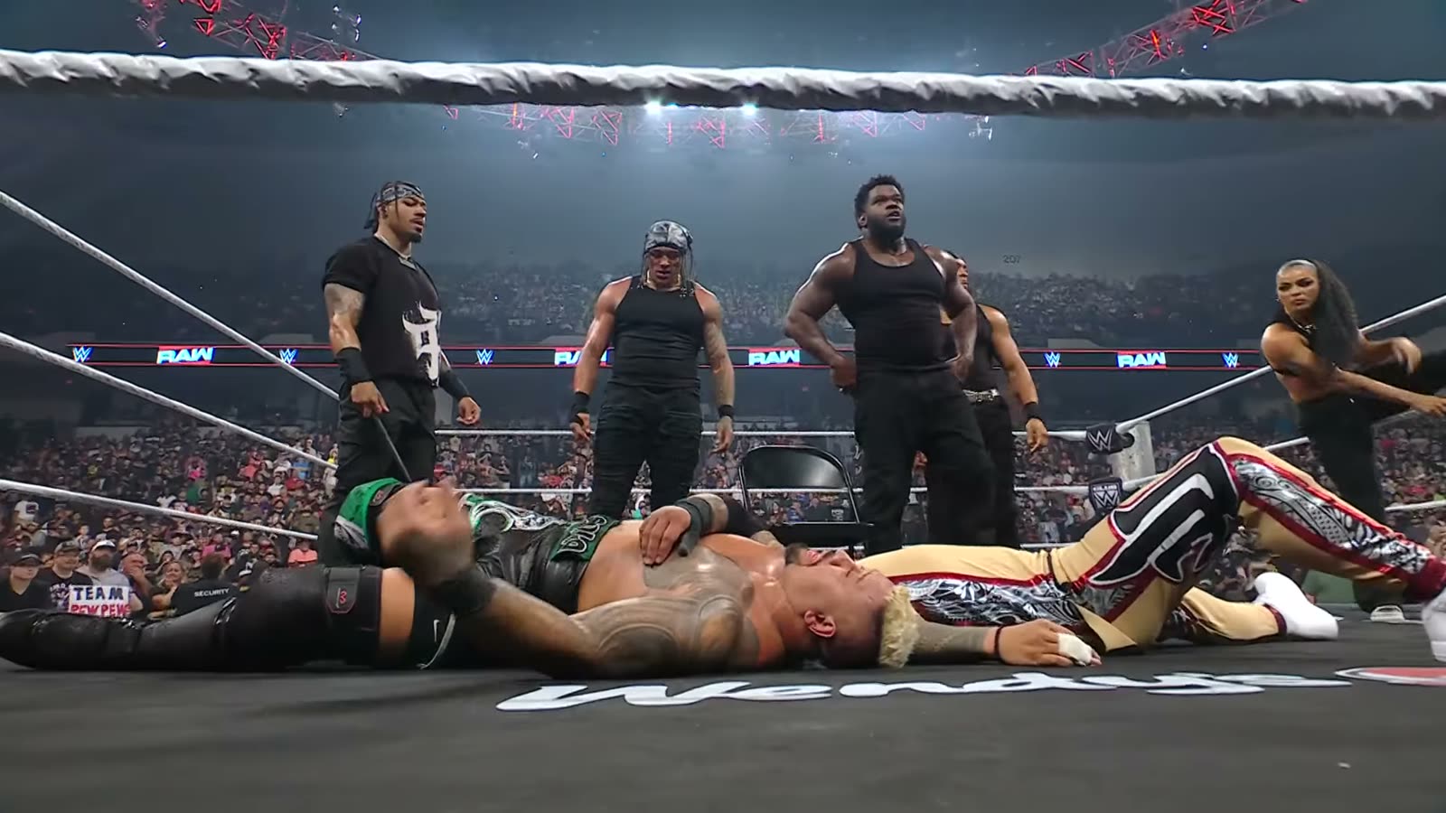 La Bloodline e i 946 uno di fronte all'altro sul ring di Raw