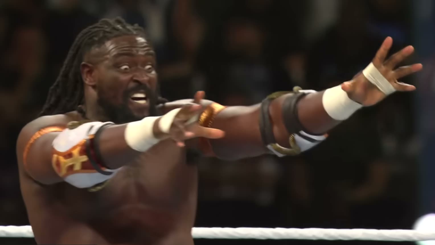 Oba Femi sul ring con le braccia aperte durante la finale del King of the Ring 2026