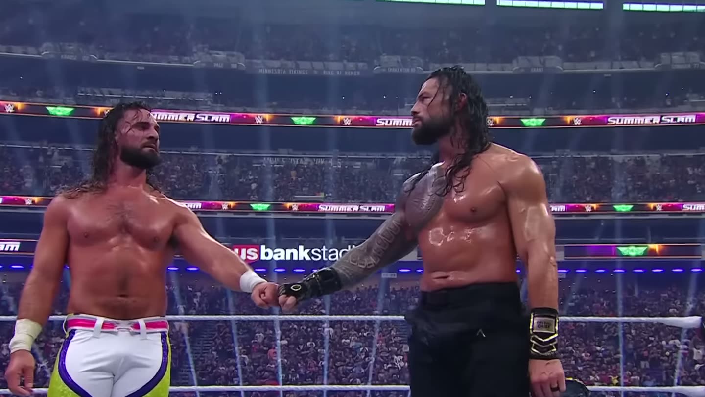 Seth Rollins e Roman Reigns si stringono la mano sul ring di SummerSlam 2026