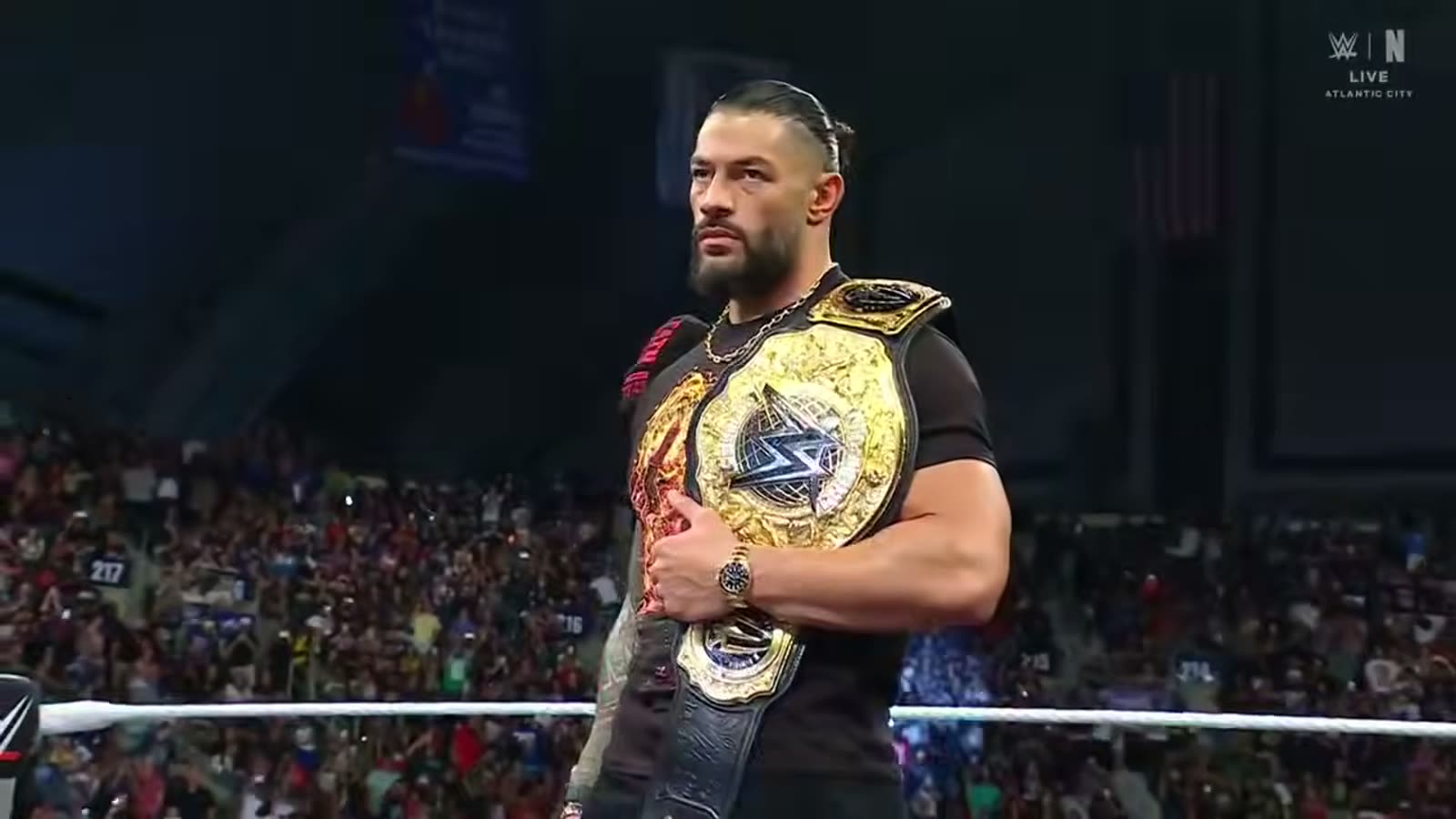 Roman Reigns sul ring con il titolo dei pesi massimi sulla spalla